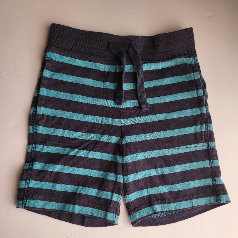 Boys shorts size 2T gap